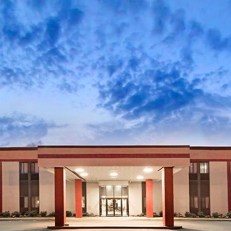 Super 8 By Wyndham Brockton Hotel Exterior photo