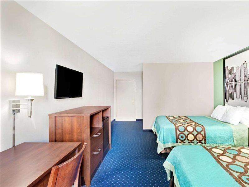 Super 8 By Wyndham Brockton Hotel Exterior photo